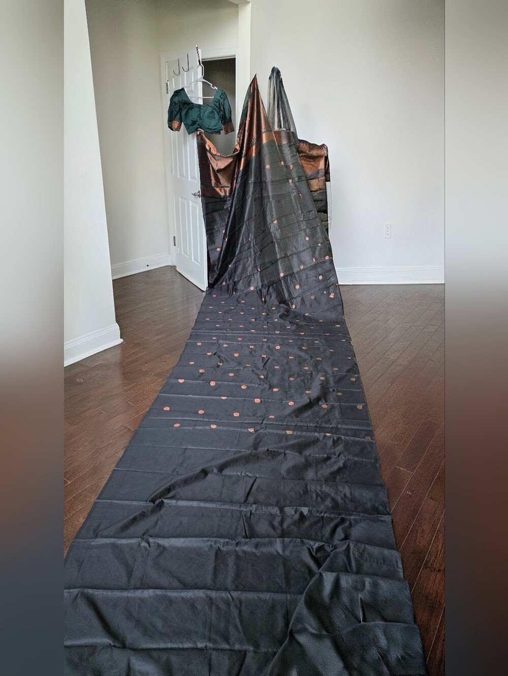 Black / Green Saree with Contrast Heavy Brocade Blouse – Bust 36 - Picture 3 of 12